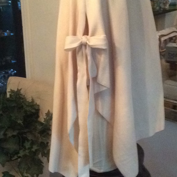 NEW cream turtleneck cape w/bows one size - Picture 4 of 8
